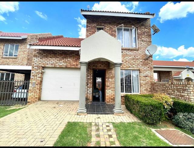 2 BEDROOM TOWNHOUSE FOR SALE IN BAILLIE PARK